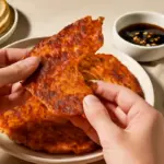 Cosa distingue i kimchi pancakes coreani dagli altri pancake salati? La croccantezza irresistibile