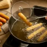 Come si fanno i churros spagnoli croccanti? Il dettaglio che evita che assorbano troppo olio
